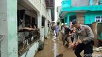 Potret Penyintas Banjir Bandang Garut Bersihkan Sisa Lumpur