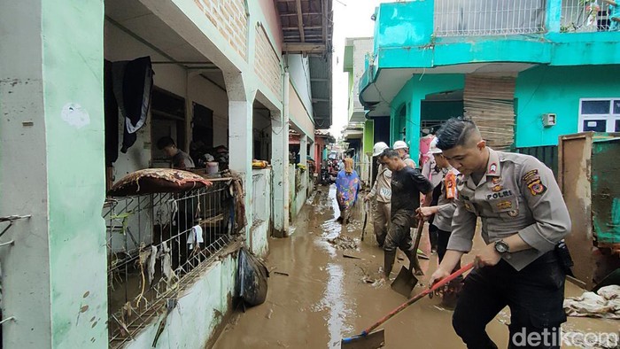 Warga Garut yang terdampak banjir bandang bergotong royon membersihkan rumah, Mereka dibantu oleh TNI-Polri dalam membersihkan sisa-sisa lumpur luapan Sungai Cimanuk