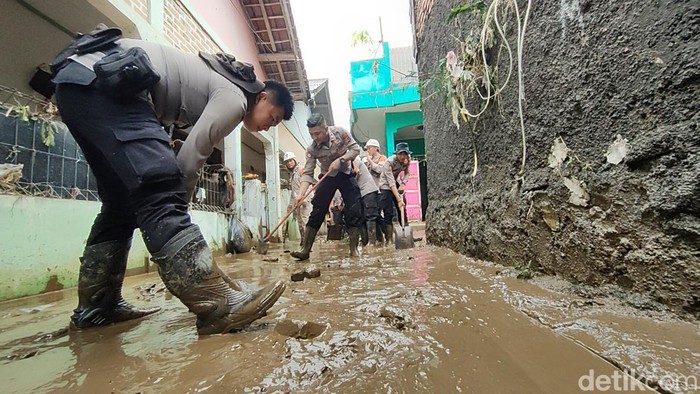 Warga Garut yang terdampak banjir bandang bergotong royon membersihkan rumah, Mereka dibantu oleh TNI-Polri dalam membersihkan sisa-sisa lumpur luapan Sungai Cimanuk
