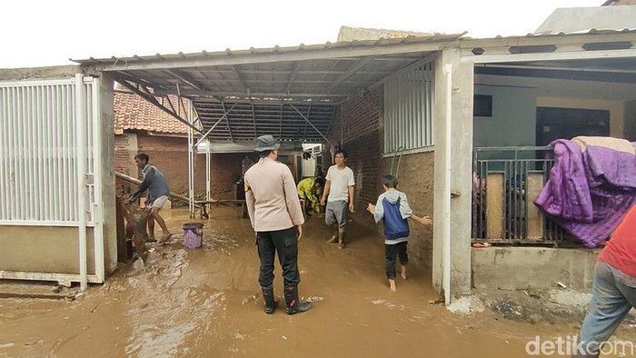 Warga Garut yang terdampak banjir bandang bergotong royon membersihkan rumah, Mereka dibantu oleh TNI-Polri dalam membersihkan sisa-sisa lumpur luapan Sungai Cimanuk