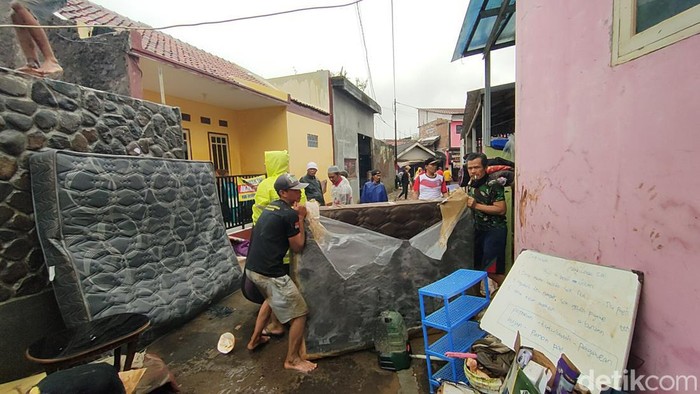 Warga Garut yang terdampak banjir bandang bergotong royon membersihkan rumah, Mereka dibantu oleh TNI-Polri dalam membersihkan sisa-sisa lumpur luapan Sungai Cimanuk