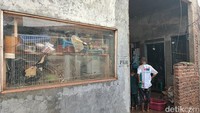 Selain itu ada juga sampah-sampah plastik yang memenuhi rumah warga setelah kejadian banjir bandang. Warga berupaya untuk membersihkan sisa-sisa banjir menggunakan alat-alat seadanya.