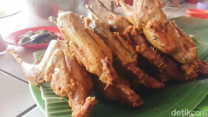 Warung burung goreng di Kecamatan Meranti, Kabupaten Asahan.