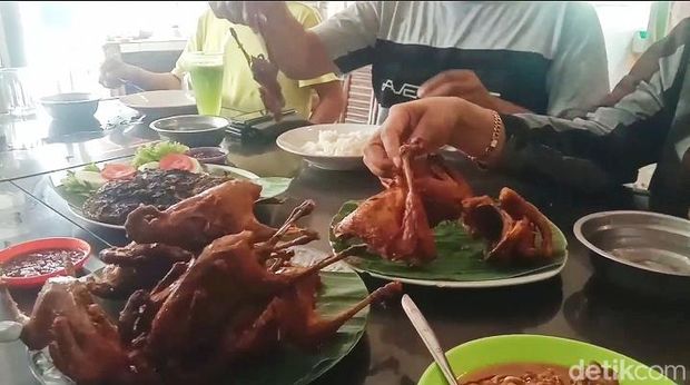 Warung burung goreng di Kecamatan Meranti, Kabupaten Asahan.