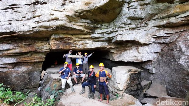 Wisatawan lokal saat menjelajali 1.00 gua di Humbahas