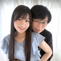 Banyak penggemar bermimpi menikah dengan idolanya atau paling tidak punya punya pasangan mirip artis favoritnya. Pria bernama Mitsuo adalah orang yang beruntung karena ia bisa menikahi seorang idola Jepang bahkan sukses membuatnya menyatakan cinta duluan. Foto: Twitter @_tomoe_0722