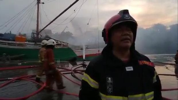 2 kapal pinisi terbakar di Pelabuhan Kalimas, Tanjung Perak, Surabaya