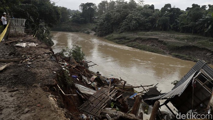 4 Kios Warga Hancur Tergerus Longsor di Bojongkulur Bogor 4 Kios hancur akibat longsor di Desa Bojongkulur, Kabupaten Bogor. Bangunan kios ini tergerus arus Kali Cileungsi yang meluap akibat hujan deras.