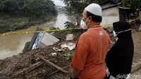 Warga melihat lokasi longsor di Villa Nusa Indah 2 Pasar Pocong, Desa Bojong Kulur, Kecamatan Gunung Putri, Kabupaten Bogor, Jawa Barat.