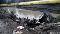 Garis polisi juga terpasang di lokasi.