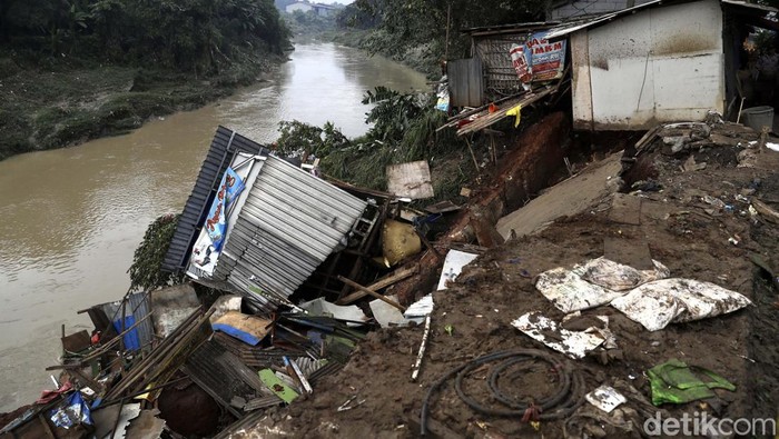 4 Kios Warga Hancur Tergerus Longsor di Bojongkulur Bogor 4 Kios hancur akibat longsor di Desa Bojongkulur, Kabupaten Bogor. Bangunan kios ini tergerus arus Kali Cileungsi yang meluap akibat hujan deras.