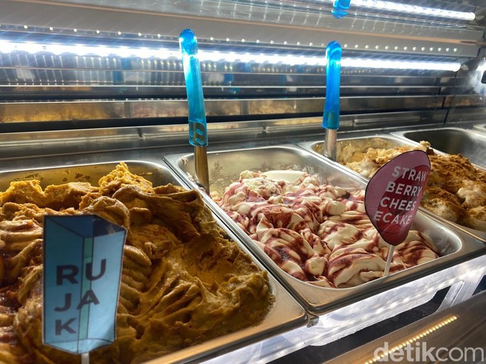 Ada Gelato Kastengel dan Teh Botol yang Manis Gurih di Kafe Ramah Anabul
