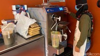 Cara membuat gelato di sini juga mudah. Staff di Lemondiscofish sudah menyiapkan adonannya terlebih dulu, kurang dari 15 menit, gelato sudah siap disajikan. Foto: detikFood