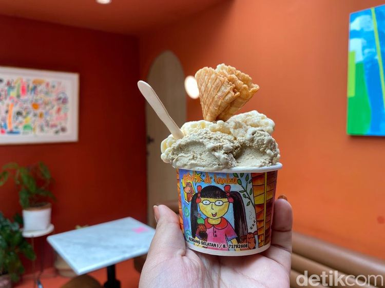 Ada Gelato Kastengel dan Teh Botol yang Manis Gurih di Kafe Ramah Anabul