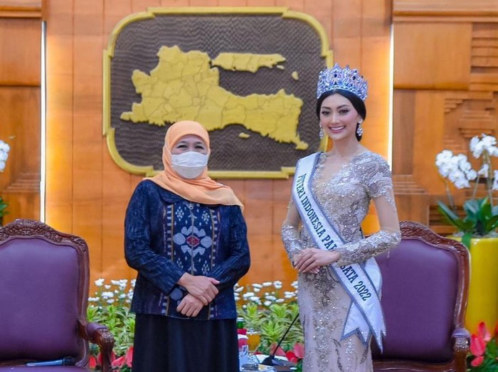 Adinda Cresheilla bersama Gubernur jatim