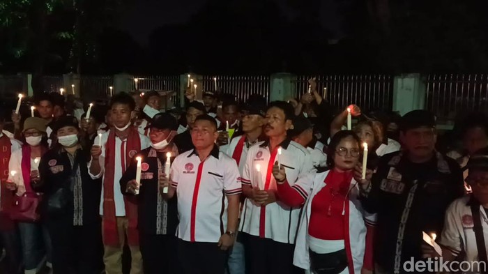 Aksi solidaritas doa bersama untuk Brigadir J di depan Taman Makam Pahlawan Medan. (Goklas/detikSumut)