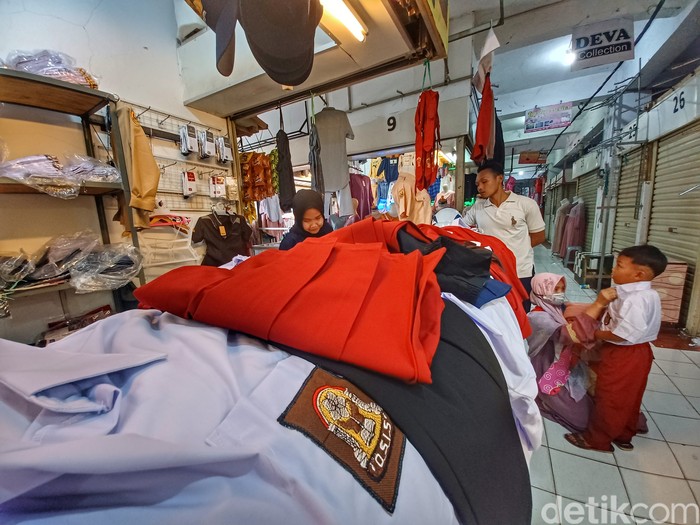 Aktivitas penjualan seragam di salah satu toko di Cicalengka Bandung.