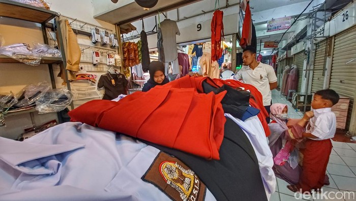 Aktivitas penjualan seragam di salah satu toko di Cicalengka Bandung.