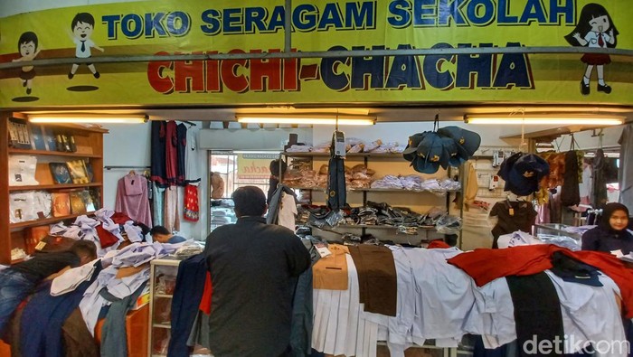 Aktivitas penjualan seragam di salah satu toko di Cicalengka Bandung.