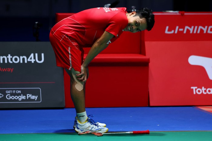 Anthony Sinisuka Ginting SINGAPORE, SINGAPORE - JULY 17: Anthony Sinisuka Ginting of Indonesia plays a forehand against Kodai Naraoka of Japan in their men's singles final match during the Singapore Open at the Singapore Indoor Stadium on July 17, 2022 in Singapore. (Photo by Yong Teck Lim/Getty Images)