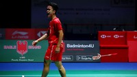 Raket Ginting tampak hancur setelah dibanting ke tanah. Tak ayal, Ginting akhirnya juara juga setelah beberapa kali gagal di turnamen dunia (Getty Images/Yong Teck Lim)