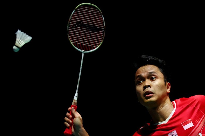 SINGAPORE, SINGAPORE - JULY 17: Anthony Sinisuka Ginting of Indonesia plays a forehand against Kodai Naraoka of Japan in their mens singles final match during the Singapore Open at the Singapore Indoor Stadium on July 17, 2022 in Singapore. (Photo by Yong Teck Lim/Getty Images)