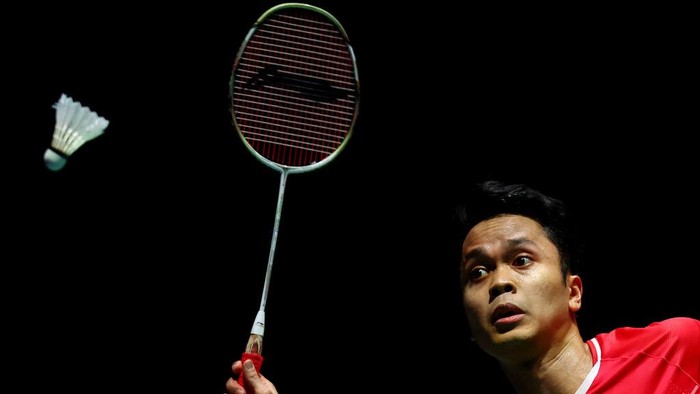 SINGAPORE, SINGAPORE - JULY 17: Anthony Sinisuka Ginting of Indonesia plays a forehand against Kodai Naraoka of Japan in their mens singles final match during the Singapore Open at the Singapore Indoor Stadium on July 17, 2022 in Singapore. (Photo by Yong Teck Lim/Getty Images)