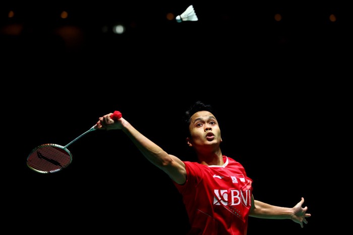 SINGAPORE, SINGAPORE - JULY 17: Anthony Sinisuka Ginting of Indonesia plays a forehand against Kodai Naraoka of Japan in their men's singles final match during the Singapore Open at the Singapore Indoor Stadium on July 17, 2022 in Singapore. (Photo by Yong Teck Lim/Getty Images)