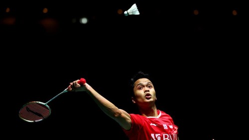 SINGAPORE, SINGAPORE - JULY 17: Anthony Sinisuka Ginting of Indonesia plays a forehand against Kodai Naraoka of Japan in their mens singles final match during the Singapore Open at the Singapore Indoor Stadium on July 17, 2022 in Singapore. (Photo by Yong Teck Lim/Getty Images)