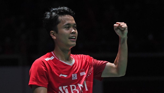 Indonesias Anthony Sinisuka Ginting celebrates his victory against Japans Kodai Naraoka during the mens singles final at the Singapore Open badminton tournament in Singapore on July 17, 2022. (Photo by ROSLAN RAHMAN / AFP) (Photo by ROSLAN RAHMAN/AFP via Getty Images)