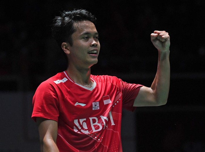 Indonesias Anthony Sinisuka Ginting celebrates his victory against Japans Kodai Naraoka during the mens singles final at the Singapore Open badminton tournament in Singapore on July 17, 2022. (Photo by ROSLAN RAHMAN / AFP) (Photo by ROSLAN RAHMAN/AFP via Getty Images)