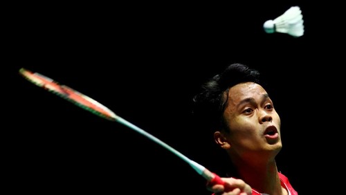 SINGAPORE, SINGAPORE - JULY 17: Anthony Sinisuka Ginting of Indonesia plays a forehand against Kodai Naraoka of Japan in their mens singles final match during the Singapore Open at the Singapore Indoor Stadium on July 17, 2022 in Singapore. (Photo by Yong Teck Lim/Getty Images)