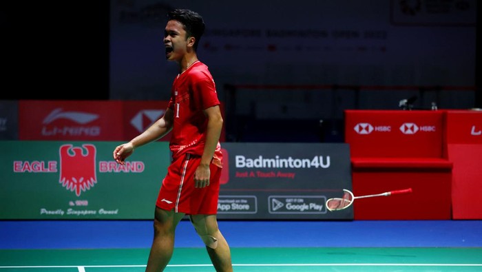 SINGAPORE, SINGAPORE - JULY 17: Anthony Sinisuka Ginting of Indonesia celebrates match point against Kodai Naraoka of Japan in their mens singles final match during the Singapore Open at the Singapore Indoor Stadium on July 17, 2022 in Singapore. (Photo by Yong Teck Lim/Getty Images)