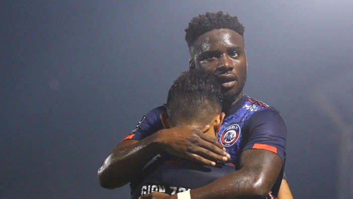 Pesepak bola Arema FC Abel Camara (kanan) memeluk rekannya usai mencetak gol ke gawang Borneo FC dalam laga Final Piala Presiden Leg Pertama di Stadion Kanjuruhan, Malang, Jawa Timur, Kamis (14/7/2022). Arema selaku tuan rumah mengalahkan Borneo FC dengan skor 1-0. ANTARA FOTO/Ari Bowo Sucipto/rwa.