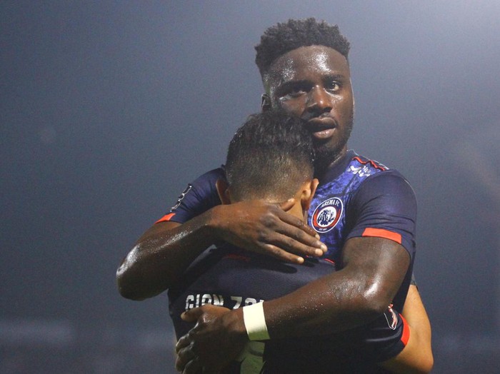 Pesepak bola Arema FC Abel Camara (kanan) memeluk rekannya usai mencetak gol ke gawang Borneo FC dalam laga Final Piala Presiden Leg Pertama di Stadion Kanjuruhan, Malang, Jawa Timur, Kamis (14/7/2022). Arema selaku tuan rumah mengalahkan Borneo FC dengan skor 1-0. ANTARA FOTO/Ari Bowo Sucipto/rwa.