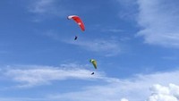 Paralayang unjuk aksi di Trenggalek