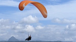 Paralayang Hiasi Langit Trenggalek