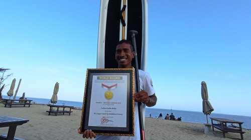 Atlet stand up paddle (SUP) asal Kabupaten Sumba Barat, Nusa Tenggara Timur (NTT) bernama Lukas Gallu Beko raih rekor MURI usai mengelilingi Bali dengan papan paddle.