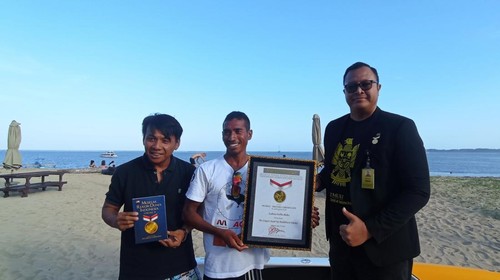 Atlet stand up paddle (SUP) asal Kabupaten Sumba Barat, Nusa Tenggara Timur (NTT) bernama Lukas Gallu Beko raih rekor MURI usai mengelilingi Bali dengan papan paddle.