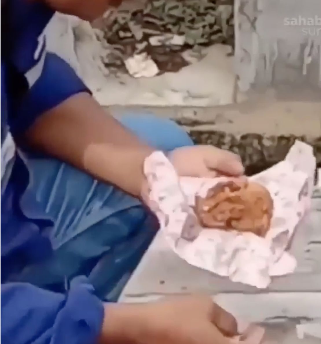 Ayah rela makan nasi saja demi sisihkan ayam untuk anaknya