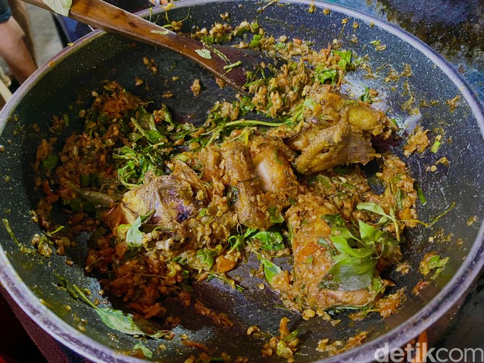 Ayam Rempah Ayam Rempah di seberang TMP Kalibata yang pedas sedap.