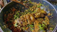Berbeda dengan ayam goreng biasa, menu di sini disajikan bersama balutan sambal kemangi yang pedas beraroma. Foto: detikFood/Yenny Mustika Sari