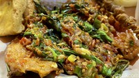 Seporsi ayam goreng rempah dibanderol harga Rp 25.000. Isinya lengkap terdiri dari nasi putih, ayam goreng dengan balutan sambal rempah, tempe atau tahu goreng, dan lalapan. Foto: detikFood/Yenny Mustika Sari