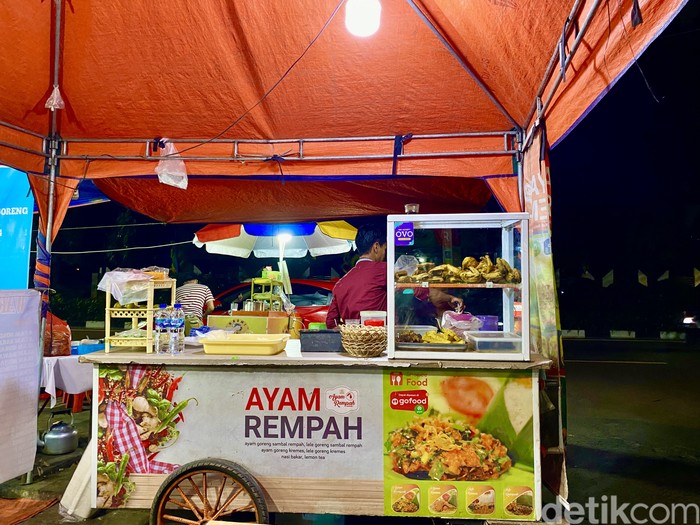 Ayam Rempah Ayam Rempah di seberang TMP Kalibata yang pedas sedap.