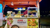 Warung tenda dengan papan nama Ayam Rempah langsung mencuri perhatian detikFood ketika kulineran di seberang Taman Makam Pahlawan Kalibata. Foto: detikFood/Yenny Mustika Sari