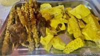 Ayam rempah di warung ini bisa dinikmati bersama tempe atau tahu goreng. Aneka satenya juga nikmat. Foto: detikFood/Yenny Mustika Sari