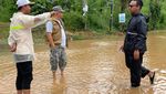 Bahu Membahu Bantu Korban Banjir di Tangsel