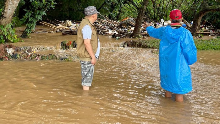 Bahu Membahu Bantu Korban Banjir di Tangsel Wilayah Kota Tangerang Selatan (Tangsel) kembali dikepung banjir. Bahkan, ada yang nyaris menutupi atap rumahnya.