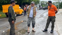 Dengan sigap kader partai demokrat itu turun langsung untuk melihat dan membantu, seperti yang dilakukan Ketua DPC Partai Demorkat Kota Tangsel yang juga anggota Fraksi Partai Demokrat Julham Firdaus dan Rizky Zonis.
