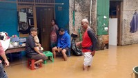 Ke-13 titik banjir itu yakni, Kecamatan Pondok Aren Tangsel jadi wilayah yang paling banyak terdampak. Ada tujuh titik banjir yang masih merendam di Kecamatan Pondok Aren dan kondisinya cukup parah. Selain intensitas hujan yang tinggi, banyaknya titik banjir di Pondok Aren karena ada tanggul yang jebol.